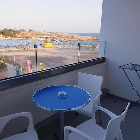 Christopher's Sandy Ajía Nápa