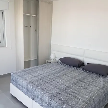 Christopher's Sandy Ajía Nápa